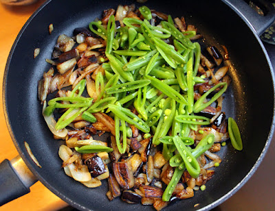 Oppskrift Nudler Wok Aubergine Sukkererter Asiatisk Ingefær Peanøttsaus